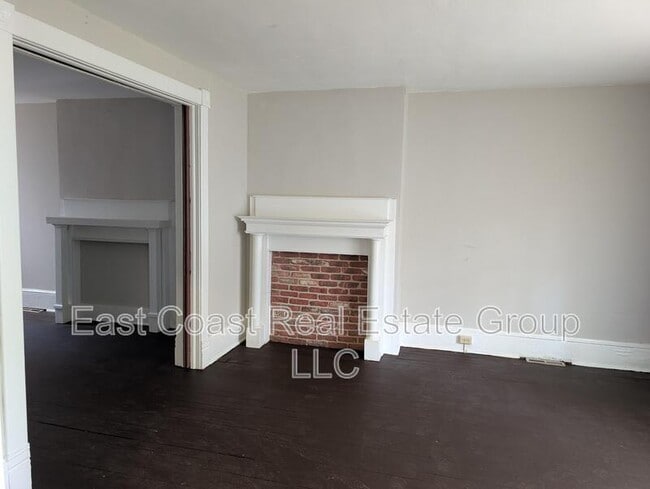 Building Photo - 304 1/2 W Martin St