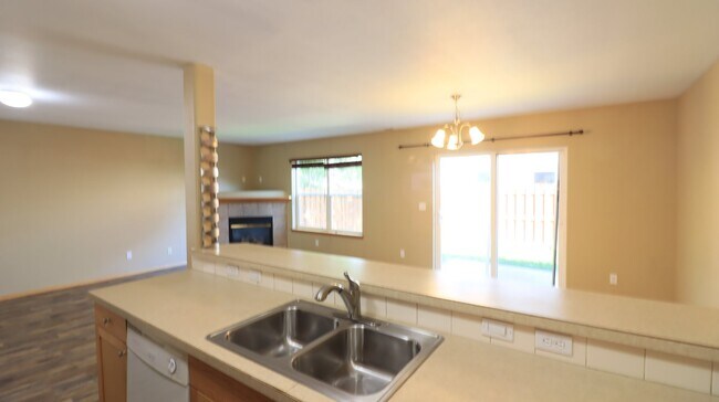Building Photo - 3/2.5 Townhome in Redmond