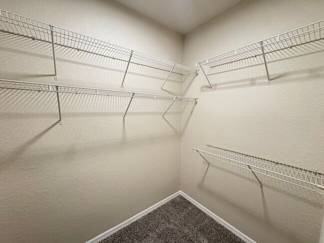 Building Photo - 6016 Hemingway Cir