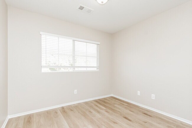 Building Photo - 799 Plantain Lily Ave