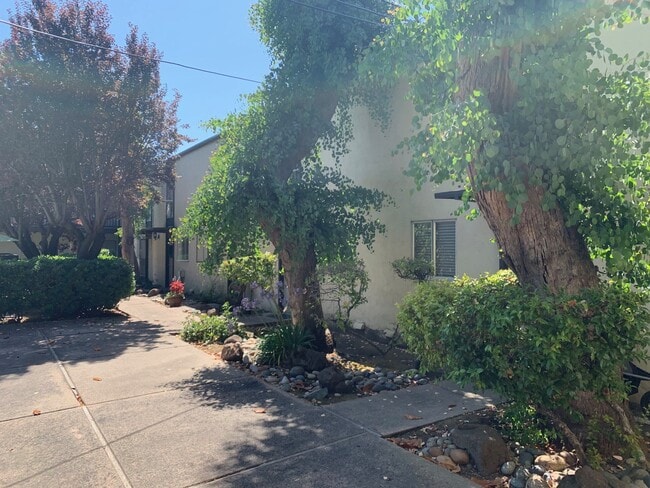 Building Photo - Danville Court Apartments
