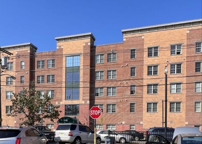 Building Photo - 1209 Summit Ave