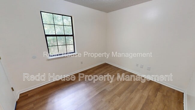 Building Photo - 111 Oakridge Cir