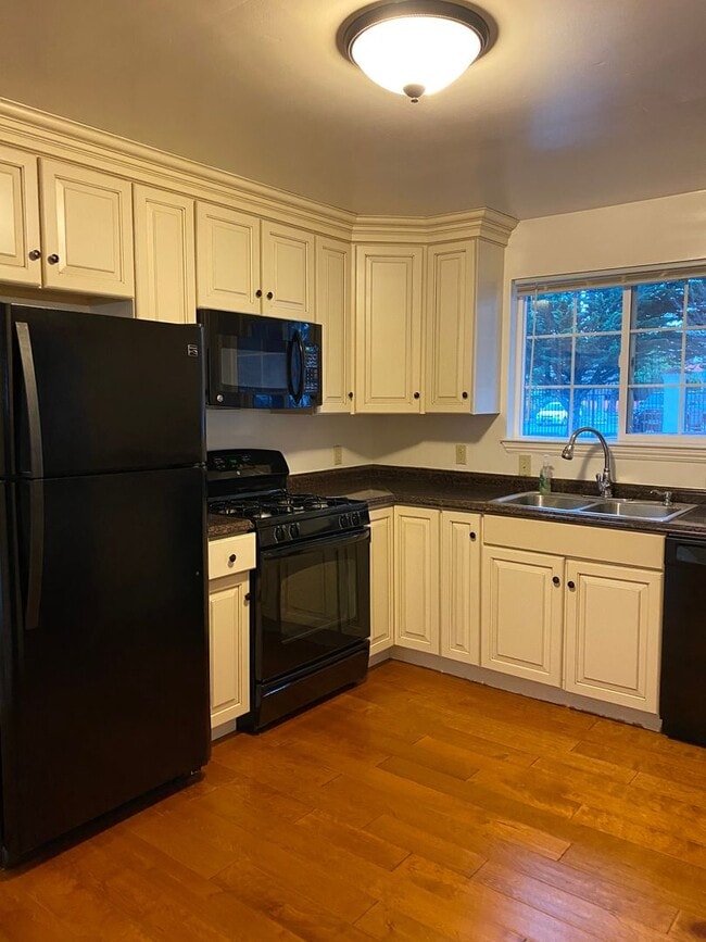 Building Photo - Two bedroom one bath home walking distance to beach and Naval Postgraduate School