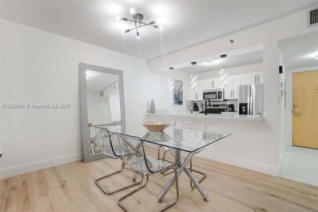 Building Photo - 1200 Brickell Bay Dr