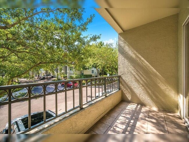 Building Photo - Condo on desirable Harbour Island