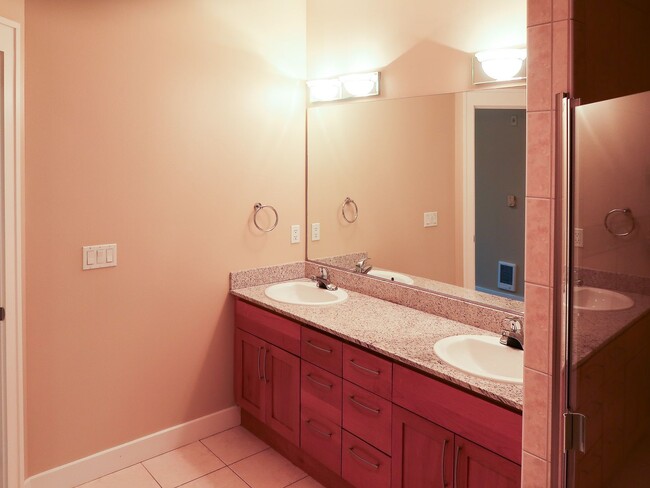 Building Photo - Lakeside 2BR Condo with Modern Finishes & Prime Location!