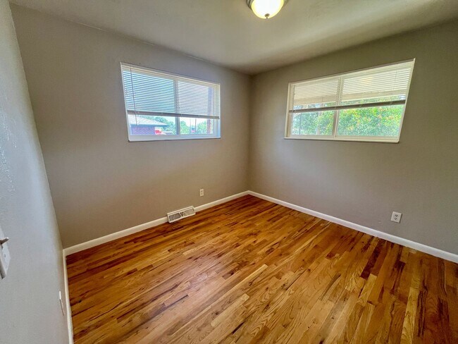 Building Photo - ** Move in Special** Spacious 3 bedroom, 1 bath Lakewood duplex with fenced in backyard available!