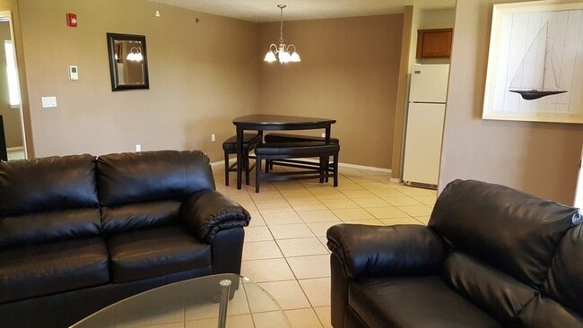 Building Photo - Pinon Bluffs Executive Suite Fully Furnished