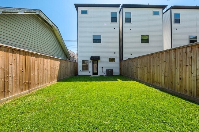 Building Photo - 3415 Baer St