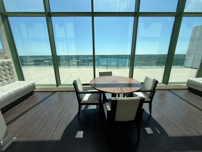Building Photo - The Peninsula #1710