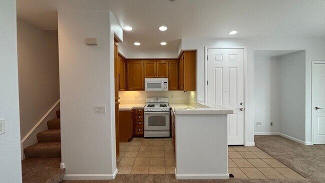 Building Photo - Nice 2 Bed townhouse style condo with prim...