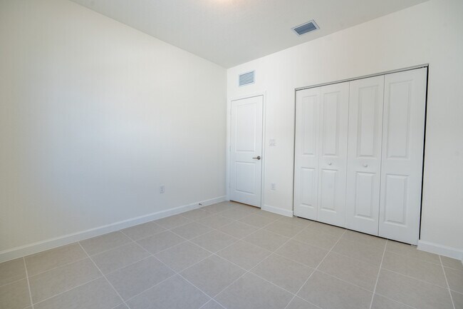 Building Photo - 2485 SE 29th Dr