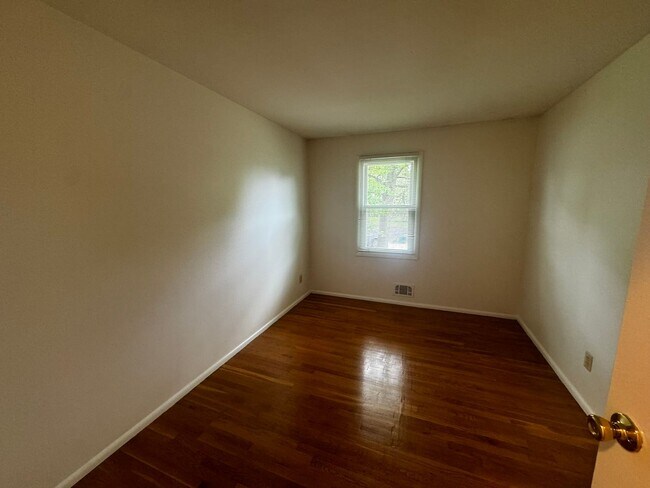 Building Photo - Split level 4-bedroom 3-bathroom home