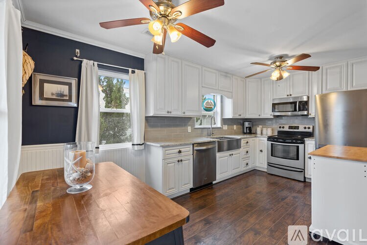 Building Photo - 923 Searidge Ln