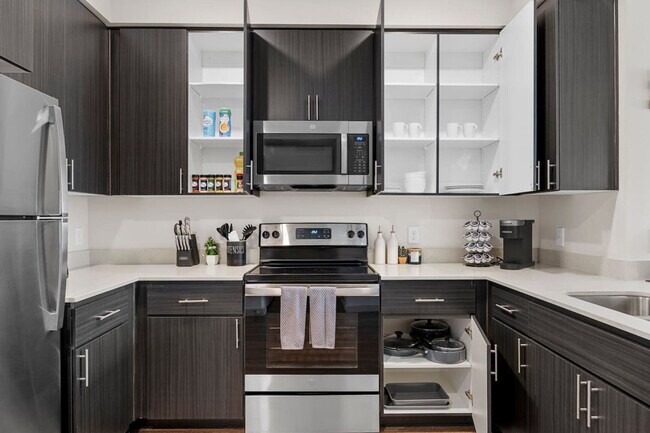 Building Photo - 711 W Broadway Rd