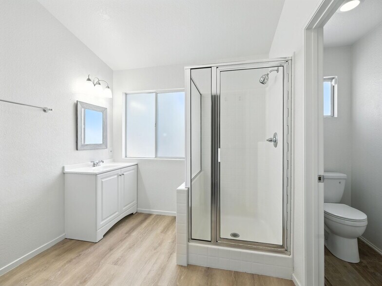 Building Photo - 44131 Sunmist Ct