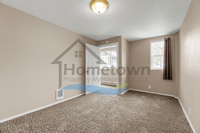 Building Photo - 1 Bedroom Cottage with Off-Street Parking Available in Midtown Coeur d'Alene!