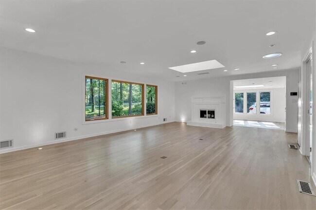 Building Photo - 2605 McKinnon Dr