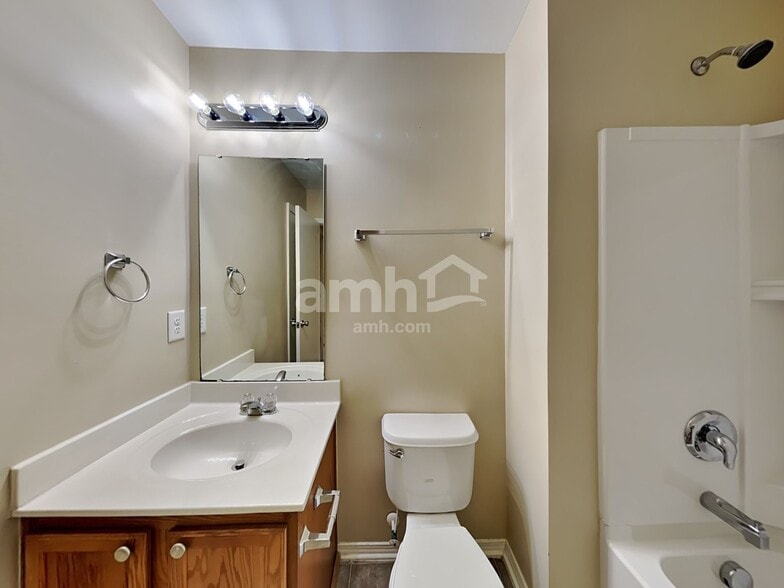 Building Photo - 252 Rowan Dr