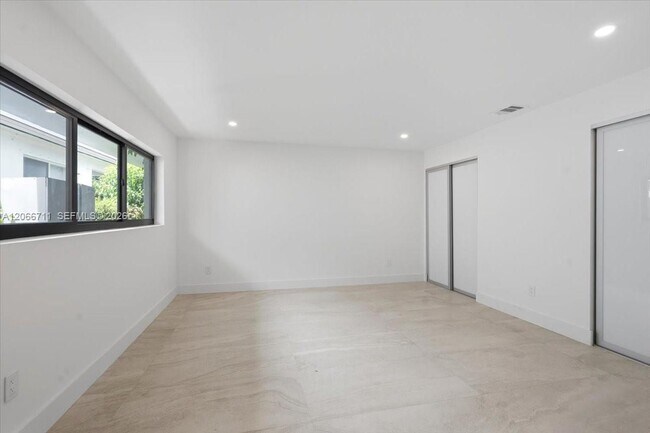 Building Photo - 1215 NE 110th St