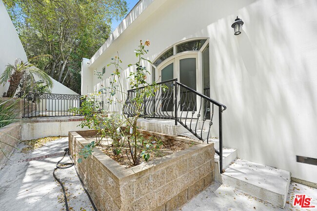 Building Photo - 4156 Sunswept Dr