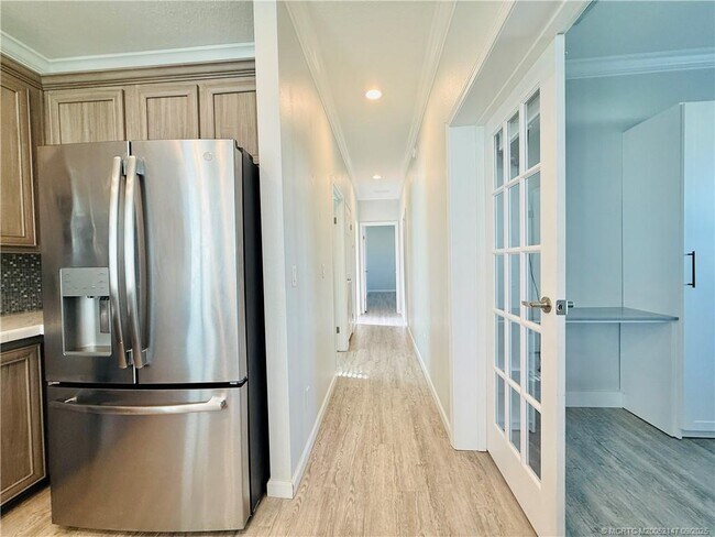 Building Photo - 252 NE Ebbtide Way