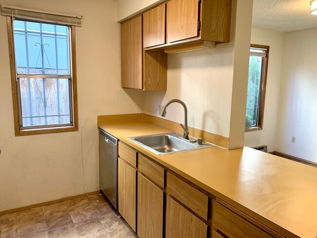 Building Photo - Spacious 2 Bedroom Condo - Located Near Seattle University
