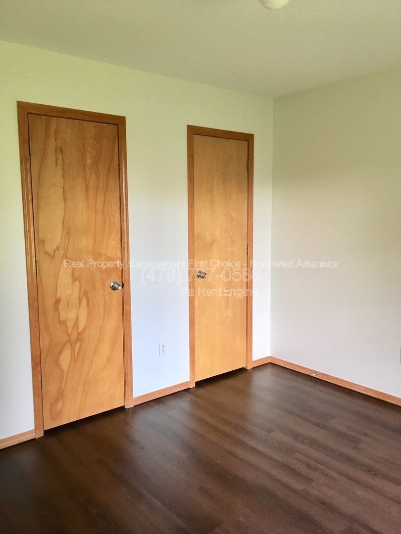 Building Photo - 4433 W Cheyenne Dr