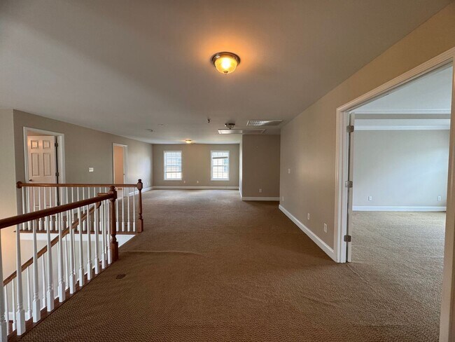 Building Photo - Stunning 5 Bedroom 4 Bath Home with 3 Car ...