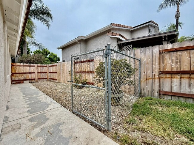 Building Photo - Single Story in Rancho Del Oro!