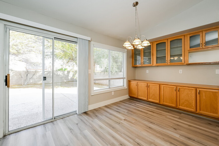 Building Photo - 1480 Silver Falls Ave
