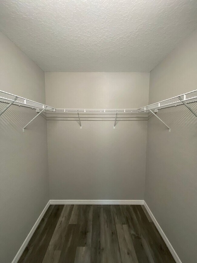 Building Photo - Beautiful  Home - 3/2/2 **WON"T LAST**