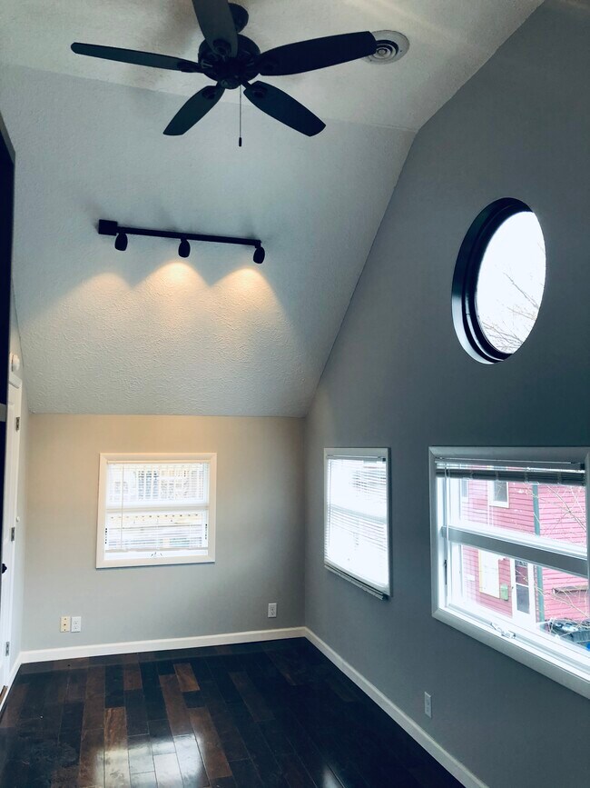 Building Photo - 2416 W 10th St