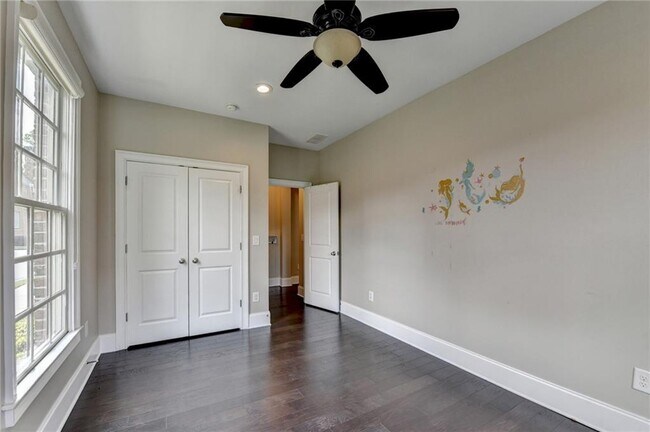 Building Photo - 11653 Parkside Ave