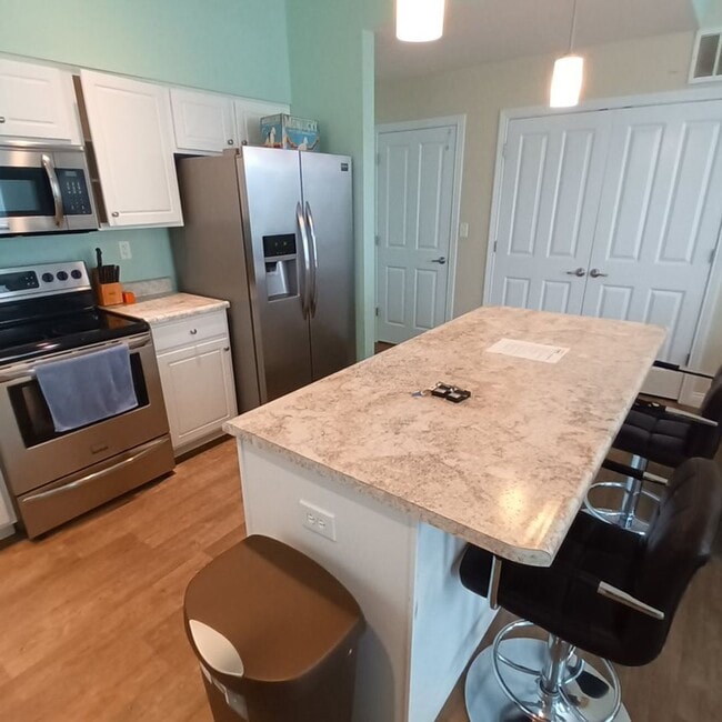 Building Photo - 3 Bd 2.5 Ba