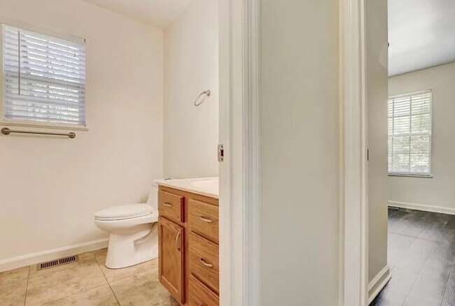 Building Photo - 100 Sadler Ct