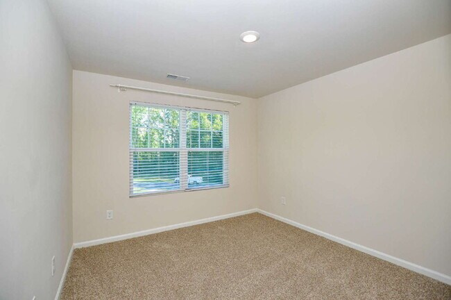 Building Photo - Easy Tega Cay Living in a Thoughtfully Updated Townhome