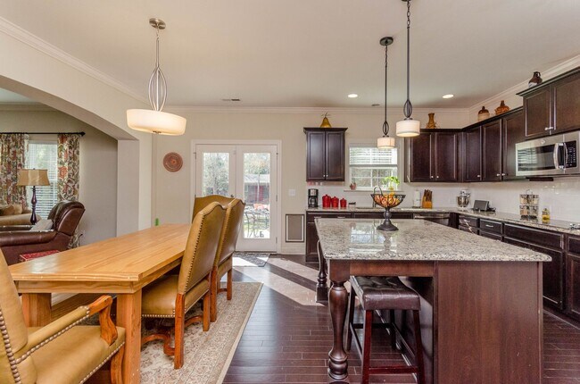 Building Photo - 255 Mimosa Dr