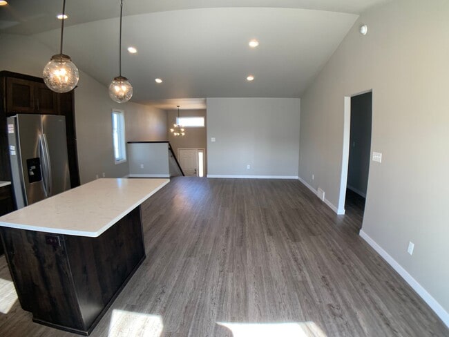 Building Photo - 4 Bed 2 Bath Single Family Home