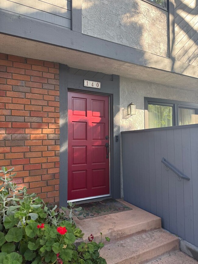 Building Photo - Turnkey End-Unit Townhome with Vaulted Ceilings & Garage