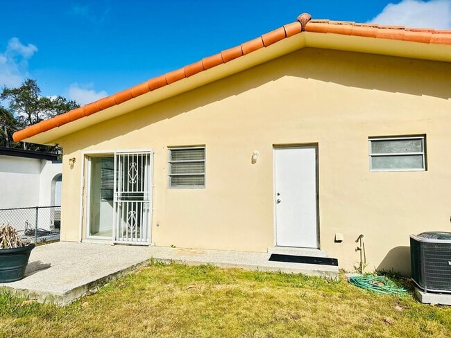 Building Photo - Classic Coral Way Charm- 3 bedroom Duplex Available!