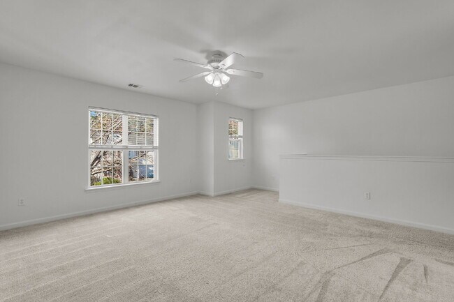 Building Photo - 3 Bedroom 2.5 bath home with 2 car garage located in Shadow Moss
