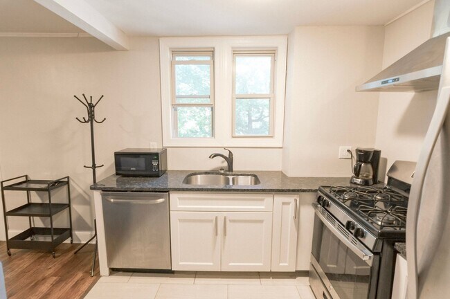 Building Photo - Two Bedroom Two Bath 112 Quarry