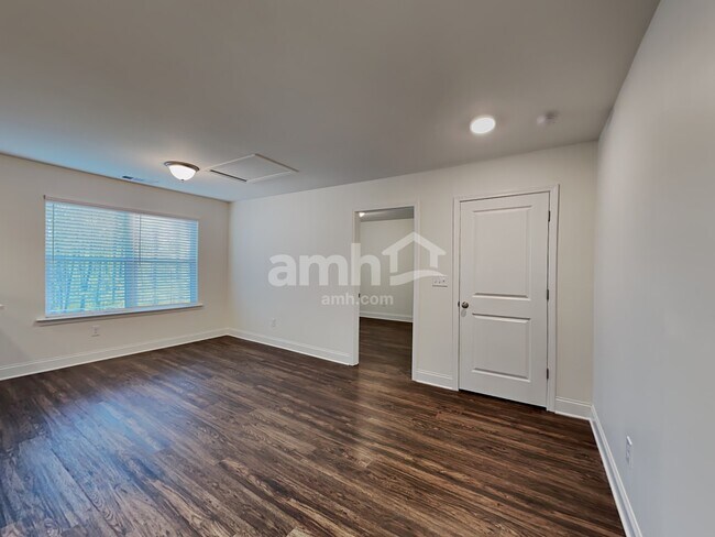 Building Photo - 5275 Valley Dr