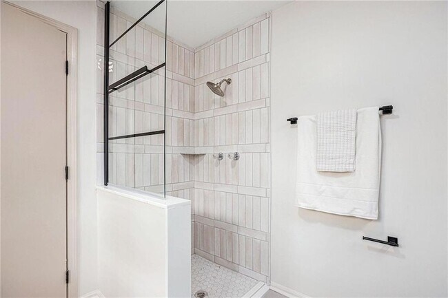 Building Photo - 1996 Briarwood Dr