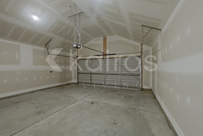 Building Photo - 201 Western Red Cedar Dr