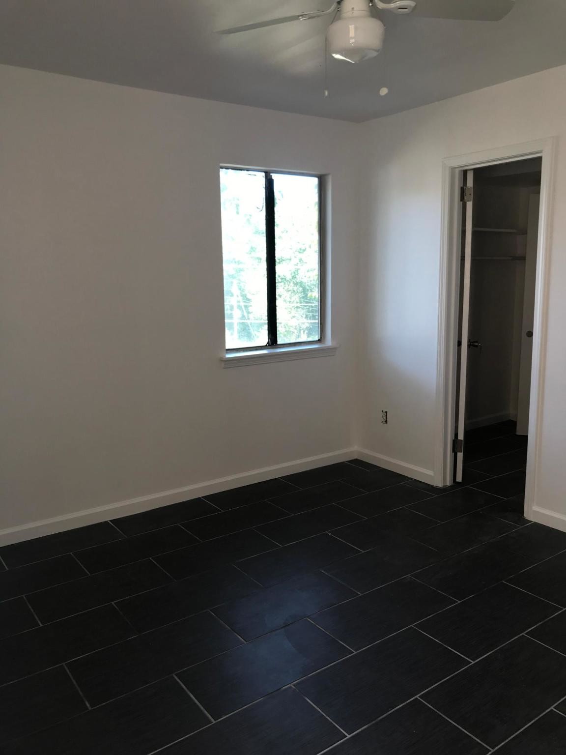 Building Photo - 406 Skyview Dr