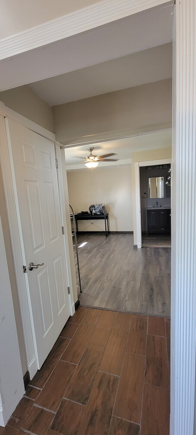 KITCH FACING LR - 212 S Main St