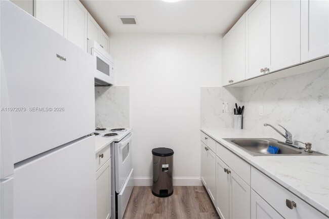 Building Photo - 1051 NE 163rd St